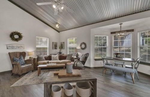 Fredericksburg House | Cactus Flower Lodge-20 min to Downtown-Starlit Sky Views