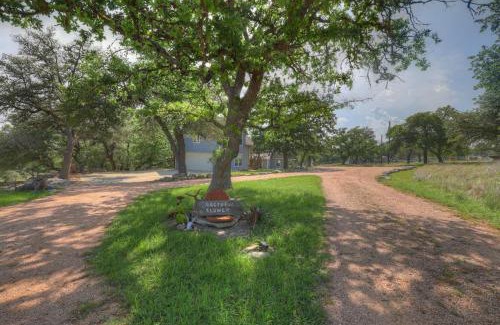 Fredericksburg House | Cactus Flower Peaceful Hill Country Escape!