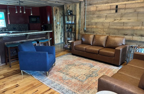 Glenwood House | Caddo Lookout: Waterfront cabin with two decks and amazing views.
