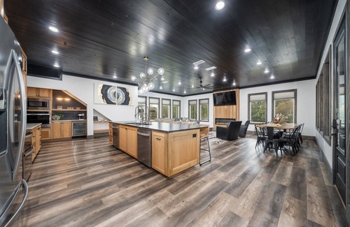 Glenwood Cabin | Caddo Patio: Waterfront cabin with large porch, game room, & theater room