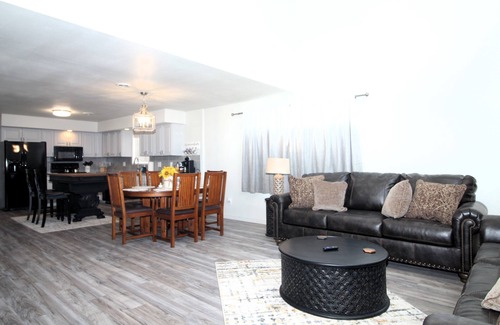 Montrose House | Caddy Shack 2- Charming 3-bedroom totally remodeled with AC and WiFi in Montrose