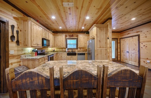 Hochatown Cabin | Caddy Shack: Sleeps 24 + Game Room, Loft with Additional Sleeping