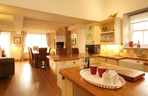 Criccieth Cottage | CAE'R DYNI (CAER DYNI), pet friendly, with open fire in Criccieth