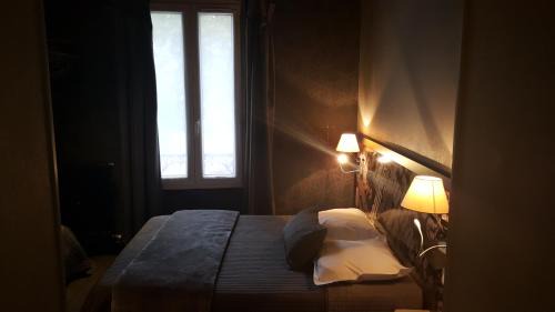 Les Puces de Saint-Ouen Hotel | Café Hôtel de l'Avenir
