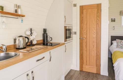 Llanfyllin Cottage | CAIN, romantic, character holiday cottage, with hot tub in Llanfyllin