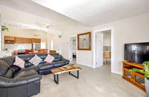 Parramatta Park House | Cairns Central Walking Distance Upstairs