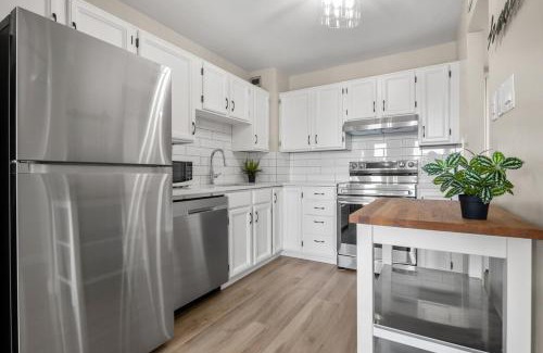 Connaught Apartment | Calgary Beltline - a stylish condo stay!