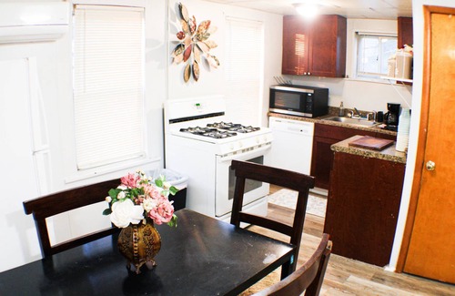 Marshall-Shadeland Apartment | California Ave Quarters–Updated 2BR Near Downtown