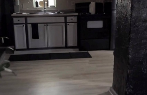 Homestead Apartment | California king wet room suite
