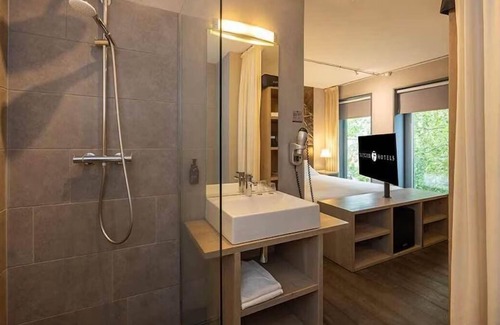 Coevorden Hotel | Calm and Quiet Estate Room Near WILDLANDS Adventure Zoo Emmen