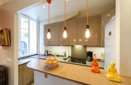 Quartier de Rochechouart Apartment | Calm Central between Sacré Coeur and Galeries Lafayette