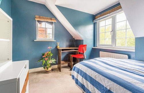 Blackmore End House | Calm For 3, Handy for Airport, train Free Parking