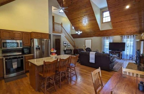 Grantville Cabin | Calming Cabin near Perry Lake