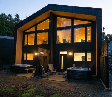 Ucluelet House | Calmwater Retreat New 2 br Hot Tub