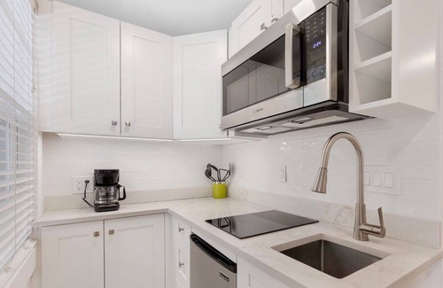 Historic Seaport Condo | *CALUSA SUITE @ SEAPORT INN * Historic w/Community Pool + LAST KEY SERVICES.