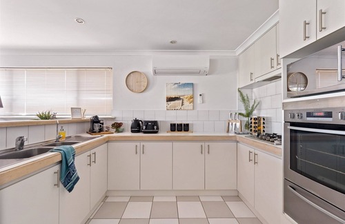Halls Head House | Cambria Whole House Private Jetty -Family & Pet Friendly