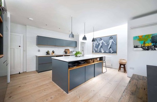 Cambridge House | Cambridge Skylit Serenity: Family-Friendly Retreat