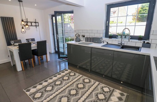 Carlton Cottage | CAMELLIA HOUSE, pet friendly, with a garden in Carlton, Goole