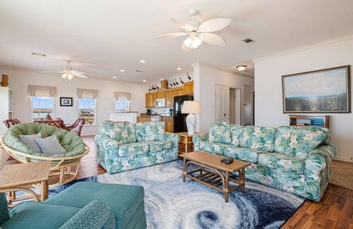 Port Bolivar House | Camelot - Huge fenced Beachfront Lot! 2 bedroom, budget friendly!