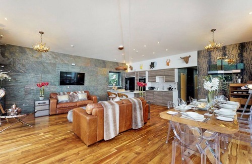 Alexandria Villa | Cameron North Lodge - Three Bedroom Villa, Sleeps 8