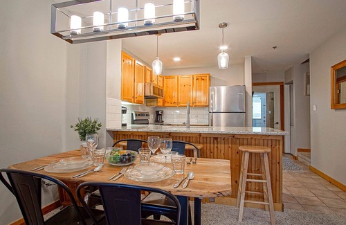 Snowshoe House | Camp Four 23: Pet Friendly, Slope side, Gas Fireplace.