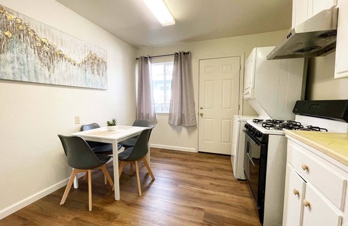 Campbell House | Campbell Cozy & Bright 2B/1b/AC/close to Downtown