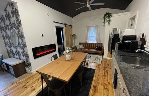 Lincoln Park House | Campfire Cottage: Fireplace, fire pit & no chores!