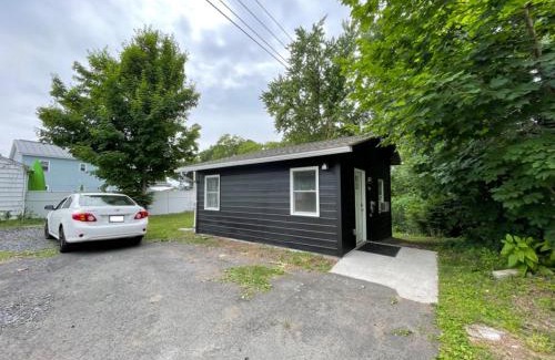 Lincoln Park House | Campfire Cottage Fireplace, fire pit & no chores!