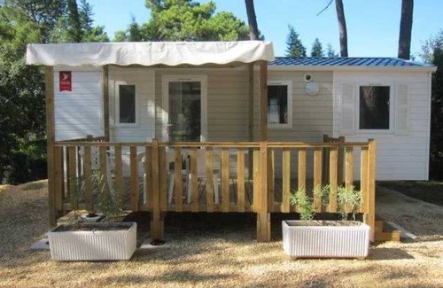 Mondragon House | Camping 3 étoiles - Piscine - eebeai