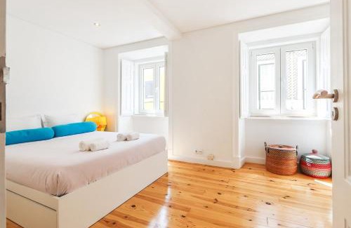 Santa Isabel Apartment | Campo de Ourique Modern Bright Apt with Office