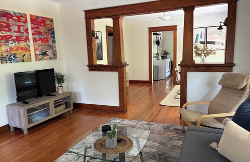 Bloomington Cottage | Campus Cottage 3 blocks to IU: Lotus Special