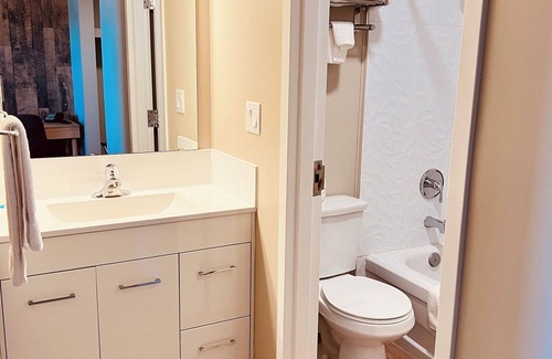 Camrose Hotel | Camrose LeChateau Hotel