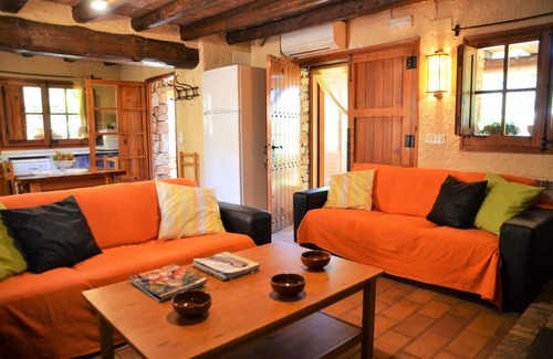 Nulles House | Can de Cuells - lovely holiday home with a large swimming pool and garden