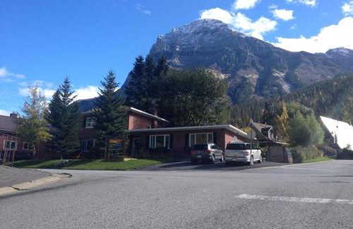 Field Hotel | Canadian Rockies Inn - Adults only