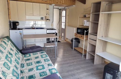 Pagny-la-Ville Apartment | canal-side studio