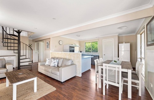 South Yunderup House | Canal view Fire pit Pet friendly Private Jetty Spacious Yard