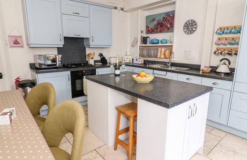 Kildwick Cottage | CANALSIDE COTTAGE, family friendly, with open fire in Farnhill