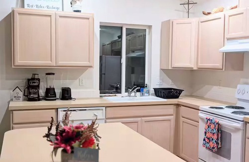 Ocean Shores House | Canalside cottage monthly rental close to beach
