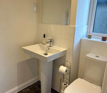 Swindon House | Canalside Home in lovely Swindon