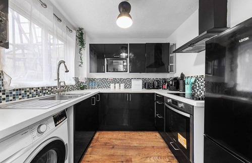Island Gardens Apartment | Canary Wharf+ 2Bed + Free parking+ Smart TV