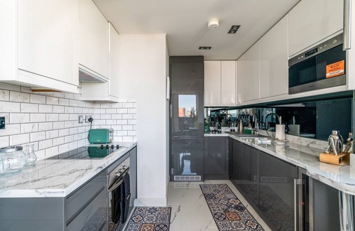 Isle of Dogs Apartment | Canary Wharf Retreat with Free Secure Parking