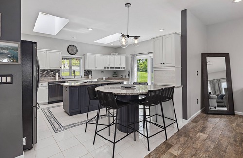 Danbury House | Candlewood Lakefront 3bd/2 bath house w/180 degree views!
