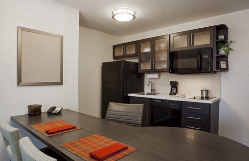 Pricedale Hotel | Candlewood Suites Belle Vernon by IHG