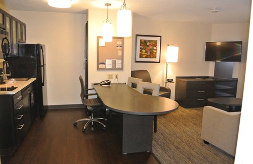 Fairfax Hotel | Candlewood Suites Washington-Fairfax by IHG