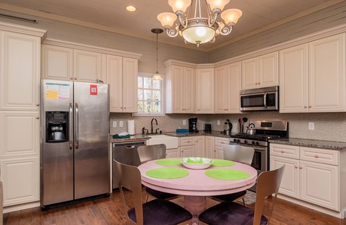 Southport House | Candy Store House: Vintage-Wow! Historic Charm Meets Modern Flair Close to Shopp