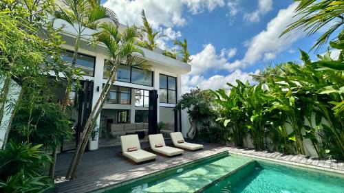 Batu Bolong Villa | Canggu Villa - 7BR Private Cook, Pool, Rooftop Cinema