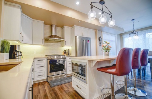 Canmore House | Canmore center 5BR+4.5BTH Mt view private hot tub