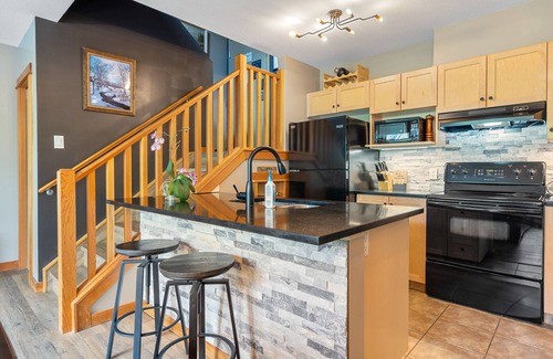 Cougar Creek Resort | Canmore Penthouse Loft/Round Heated Outdoor Pool