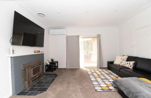 Canobolas House | Canobolas Cottage - Amazing Farm Stay, 4 King Beds