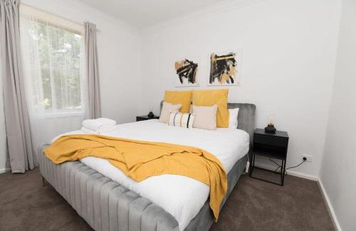 Canobolas House | Canobolas Cottage - Amazing Farm Stay, 4 King Beds